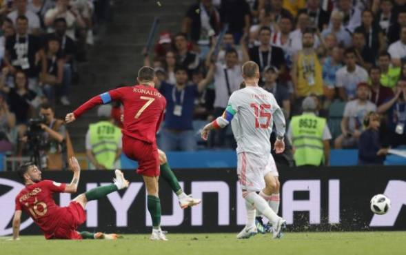 Su segundo gol ante España de pierna zurda desde fuera del area.