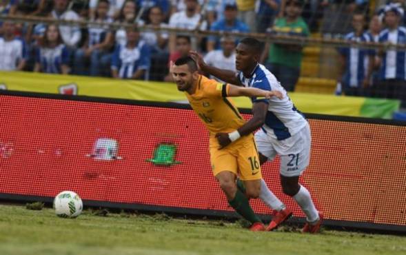 Australia's Aziz Behich (L) and Honduras' Brayan Beckeles vie for the ball during the first leg football match of their 2018 World Cup qualifying play-off in San Pedro Sula, Honduras, on November 10, 2017. / AFP PHOTO / Orlando SIERRA