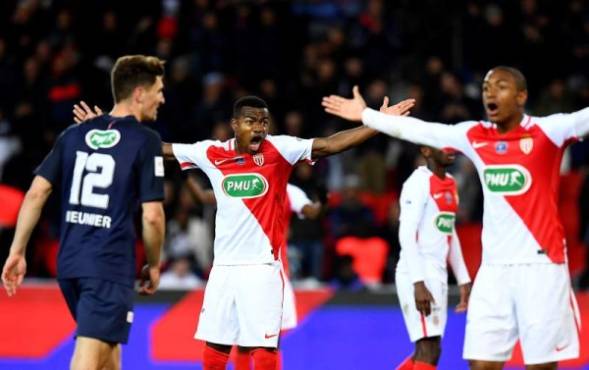 Monaco's defender Ivorian Kouadio-Yves Dabila (L) gestures during the French Cup semi-final match between Paris Saint-Germain and Monaco at the Parc des Princes stadium in Paris on April 26, 2017.Paris Saint-Germain won 5-0. / AFP PHOTO / FRANCK FIFE
