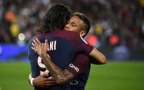Paris Saint-Germain's Uruguayan forward Edinson Cavani (L) celebrates with Paris Saint-Germain's Brazilian forward Neymar celebrates after scoring a penalty kick during the French L1 football match between Paris Saint-Germain (PSG) and Saint-Etienne (ASSE) on August 25, 2017, at the Parc des Princes stadium in Paris. / AFP PHOTO / FRANCK FIFE