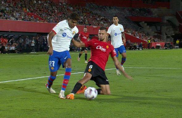 El VAR le anunció al árbitro central que la posible falta dentro del área sobre Yamal no existió.