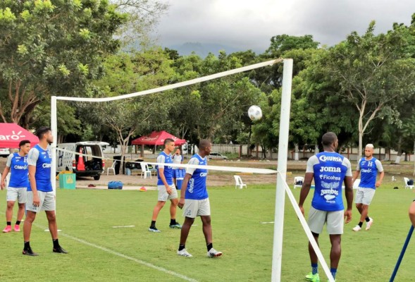 ¡A puerta cerrada, con charla y mucha táctica, la Bicolor está por cerrar su preparación para la Copa Oro!