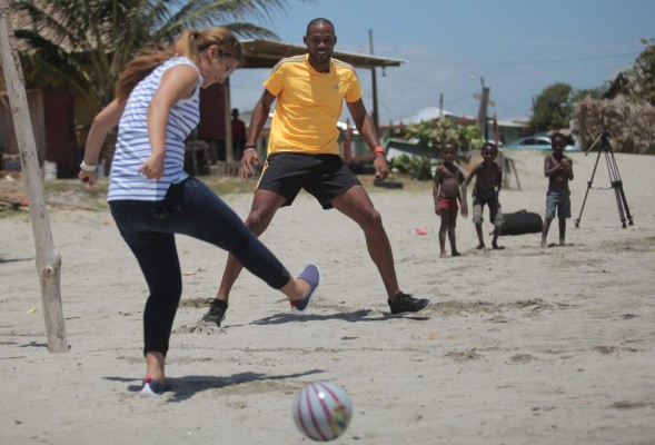 El reto del velocista hondureño Rolando Palacios en la playa