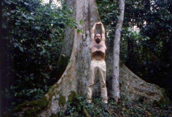 Impactantes fotos: Instructor de yoga tiene 95 años y aparenta la mitad