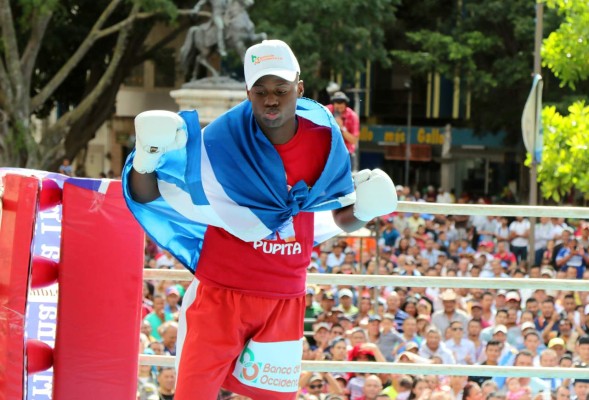Espectacular ambiente en Tegucigalpa por la pelea del hondureño 'Pupita' Güity