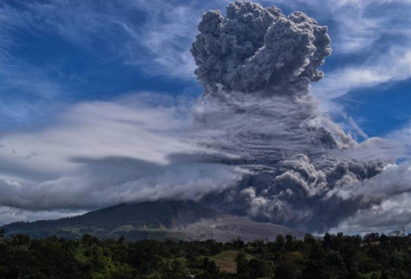 ¡Imágenes impactantes! Fuerte erupción en el volcán indonesio Sinabung deja campos y calles llenas de cenizas