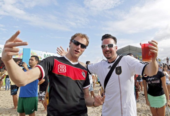Alemanes y argentinos ya viven su fiesta previo a la final del Mundial.