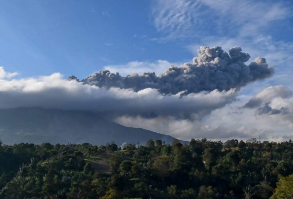 ¡Imágenes impactantes! Fuerte erupción en el volcán indonesio Sinabung deja campos y calles llenas de cenizas