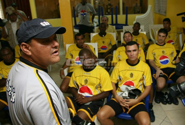 Real España: 19 procesos, 15 técnicos y apenas tres títulos en 10 años