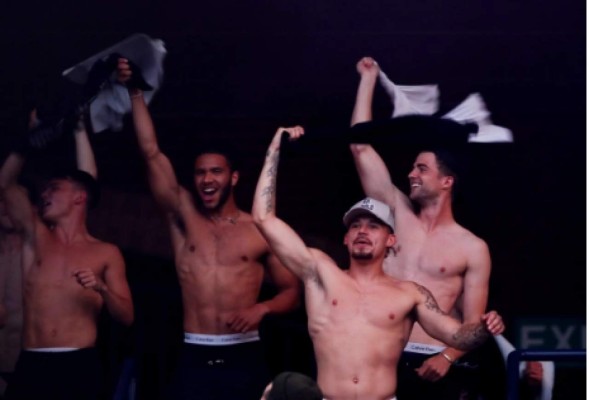 Autos rotos, cervezas al aire y sin temor al COVID-19: Así se festejó el ascenso del Leeds United a la Premier League