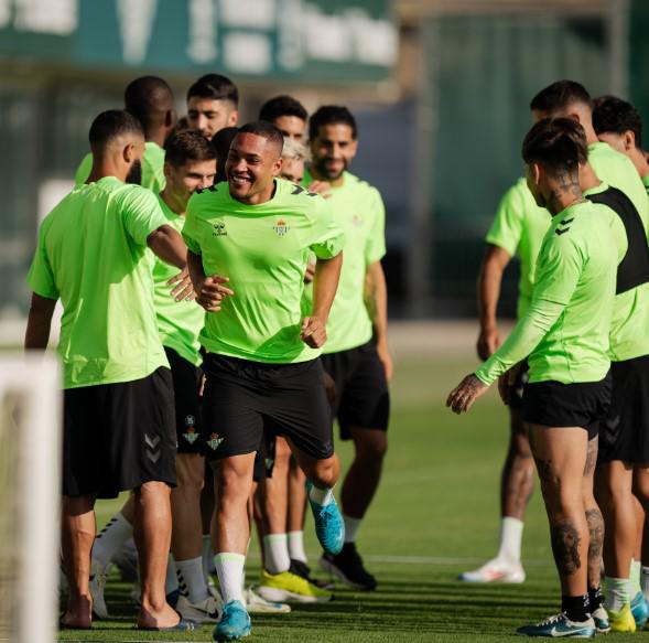 Así le dieron la bienvenida a Vitor Roque, jugador brasileño que no pudo destacar en el Barcelona y ahora estará en el Betis.