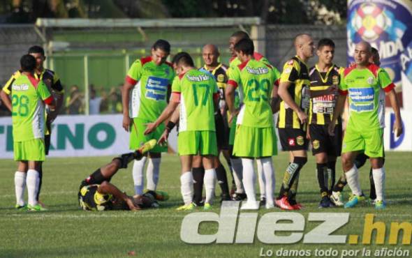 Momento en que Astor Enriquez fue expulsado en aquel 6-1 del Real España ante Marathón en el Yankel Rosenthal (2014).