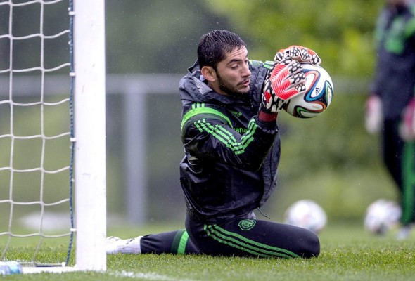 Corona y Ochoa pelean por la portería de México para el Mundial