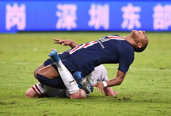 El beso a la copa, el emotivo abrazo y la foto grupal, así celebró Neymar la Súpercopa con el PSG