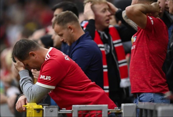 Insólito: ¡Aficionado del Manchester United demandaría al club porque le hicieron perder el cabello!