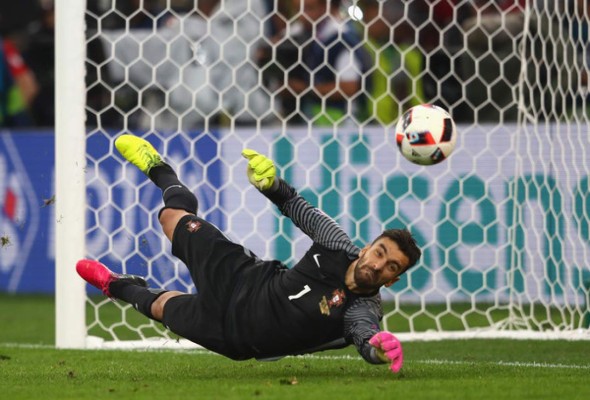 ¡Duelo de arqueros! Ochoa y Navas encabezan la lista de los porteros con más atajadas del Mundial