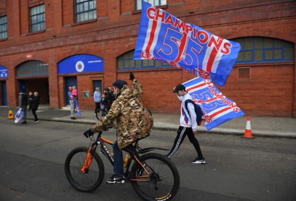 Niños heridos, policías y botellas al aire: Así fue la eufórica celebración de la afición del Rangers de Escocia tras campeonizar