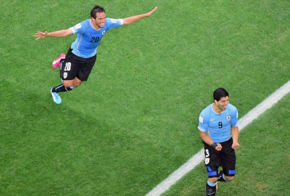 Uruguay ganó 2-1 a Inglaterra con un doblete de Luis Suárez