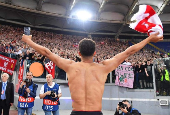 Lo que no se vio en TV: Eufórica celebración de Liverpool y Salah consuela a sus excompañeros