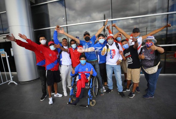 ¡Cánticos y nuevo look! La partida de Olimpia rumbo a Orlando para enfrentar al Montreal Impact