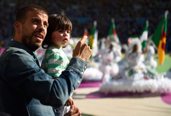 Shakira presentó a Milan Piqué en la clausura del Mundial