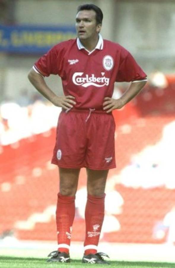 Las cláusulas de los futbolistas al descubierto: Fiestas, no viajar en avión y una playa privada