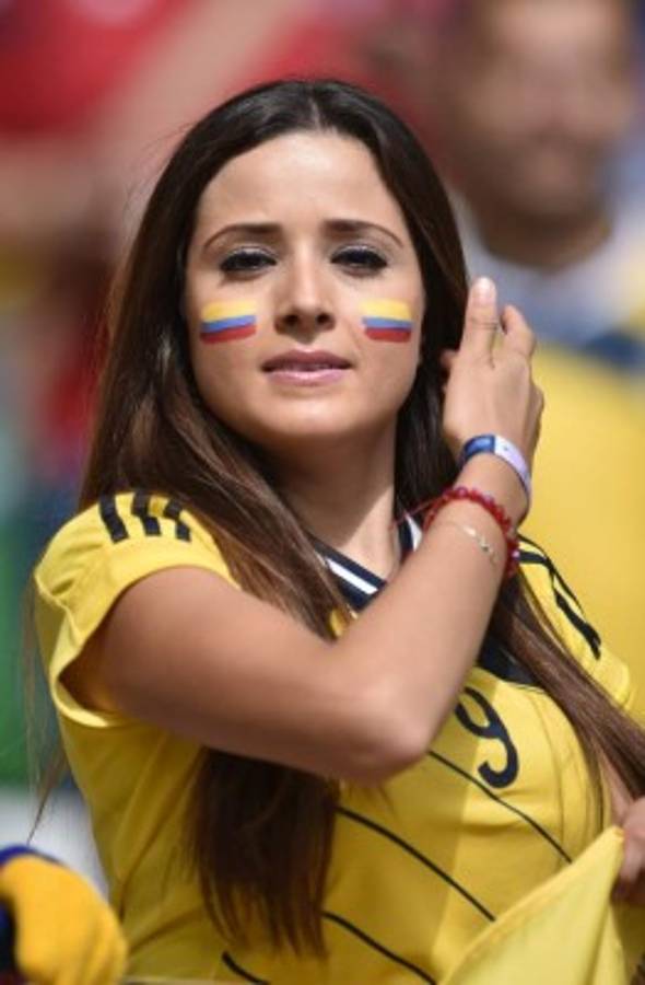 Las hermosas colombianas y su fiesta en partido Colombia-Grecia