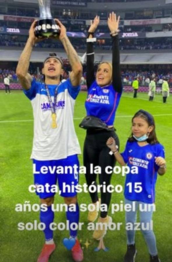 Beso a la Copa y para ellas: las chicas que enamoraron en la celebración de Cruz Azul y un invitado inesperado