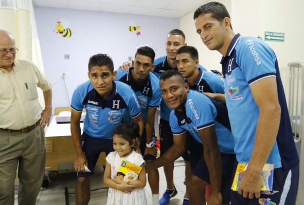 La Selección de Honduras emociona a los niños de la Fundación Ruth Paz