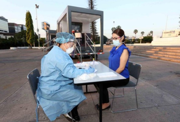 Cabinas móviles se instalan en El Salvador para realizar pruebas de coronavirus