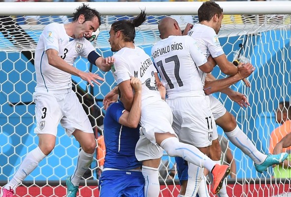 Uruguay le ganó a Italia 1-0 y se clasificó a los octavos