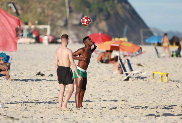 Playa, arena y mucho balón: Las tremendas vacaciones de Vinicius Junior en Brasil