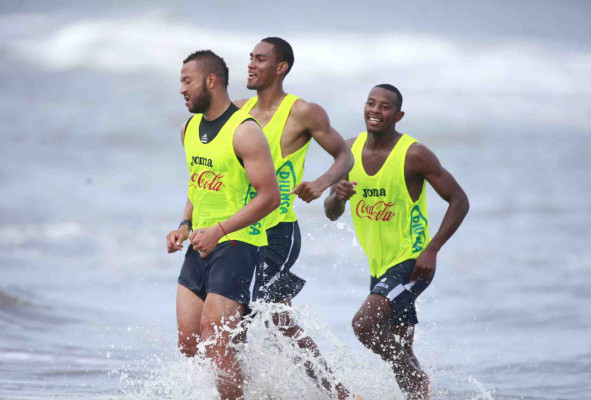 Selección de Honduras entrena en las playas.