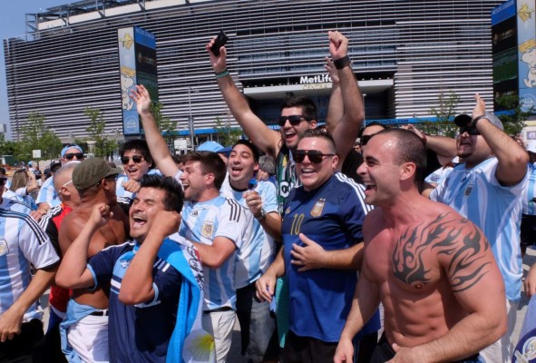 ¡Ambiente espectacular! de argentinos y chilenos previo a la final de la Copa América