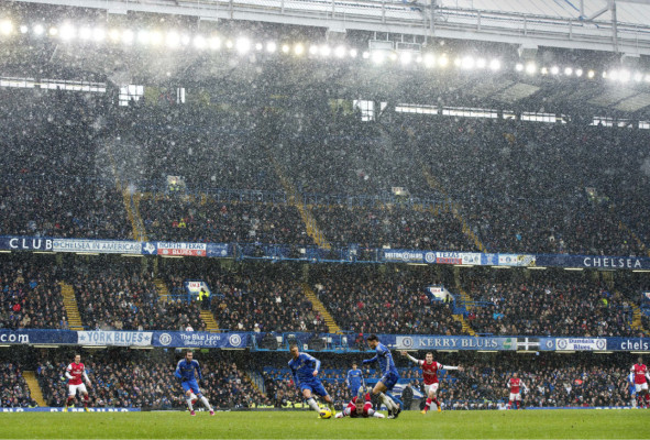 Chelsea vence 2-1 al Arsenal en un derbi londinense bajo la nieve.