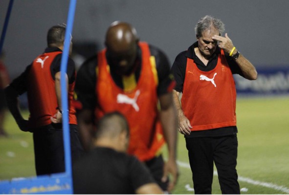 FOTOS: Así fue el sufrimiento de Marito Zanabria antes de renunciar en Real España