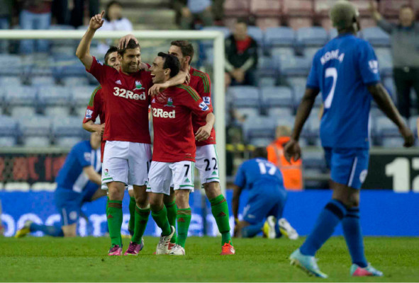 Roger Espinoza anota, pero Wigan cae en casa