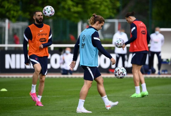 Mbappé se parte de la risa y las imágenes del brutal tridente que ponen a temblar a la Euro