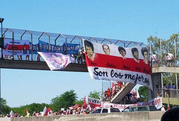 Fiesta, alegría y burlas: Así preparan los aficionados de River Plate la celebración de la Copa Libertadores.
