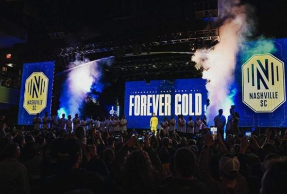 Brayan Beckeles y su curiosa aparición en la presentación de la nueva camiseta de Nashville de la MLS