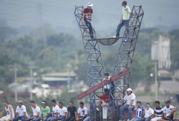 ¡La afición hondureña llenó el estadio Olímpico! .