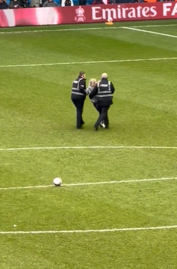 Interrumpido un partido de la FA Cup por fuertes incidentes en las gradas: futbolista tuvo que sacar a su familia