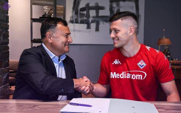 Luka Jovic, nuevo jugador de la Fiorentina y firmó hasta el 2024.