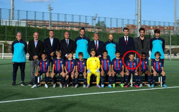 El futbolista hondureño en la foto oficial de su categoría en compañía de Joan Laporta.
