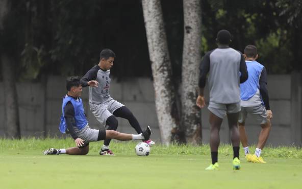 Los jóvenes futbolistas imponen intensidad en busca de la titularidad. El rango de edad es entre los 15 y 20 años. FOTOS: Mauricio Ayala
