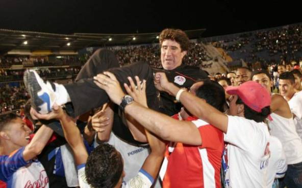 Hector Vargas DT argentino del Leon durante la celebracion en la final de vuelta del torneo Clausura 2014 entre Marathon y Olimpia, el partido finalizo 0-0 en tiempo reglamentario, y en los penales Olimpia se coronÃ³ campeon. (Foto: Jose Valle)