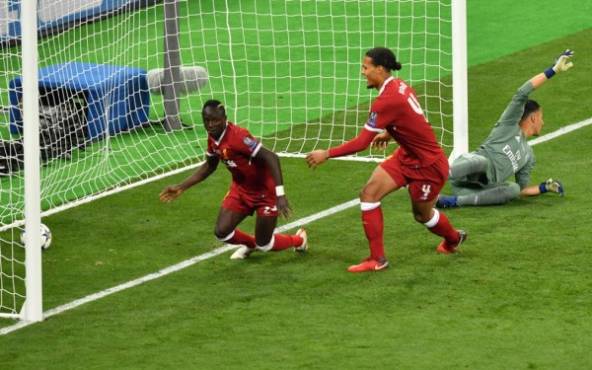 Liverpool's Senegalese midfielder Sadio Mane (L) celebrates with his teammate Liverpool's Dutch defender Virgil Van Dijk (C) after scoring the 1-1 against Real Madrid's Costa Rican goalkeeper Keylor Navas (R) during the UEFA Champions League final football match between Liverpool and Real Madrid at the Olympic Stadium in Kiev, Ukraine on May 26, 2018. / AFP PHOTO / Sergei SUPINSKY