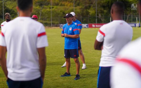 El entrenador argentino Pedro Troglio ha logrado varios récords con el Olimpia en la presente temporada y va por más.