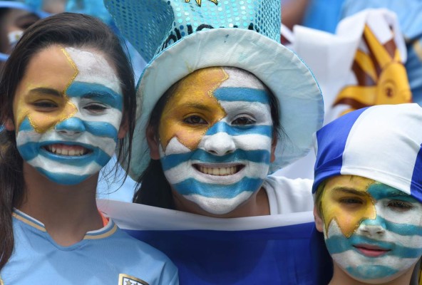 Gran ambiente en el duelo Italia vs Uruguay