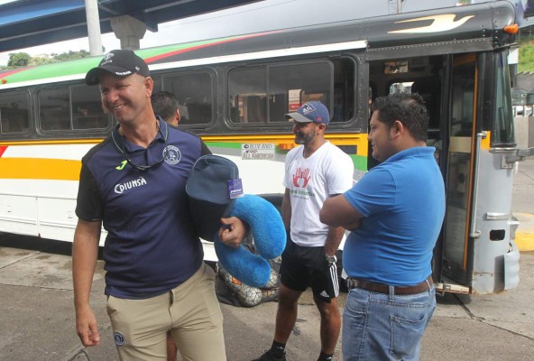 El curioso y singular bus en el que viajó Motagua a Tela